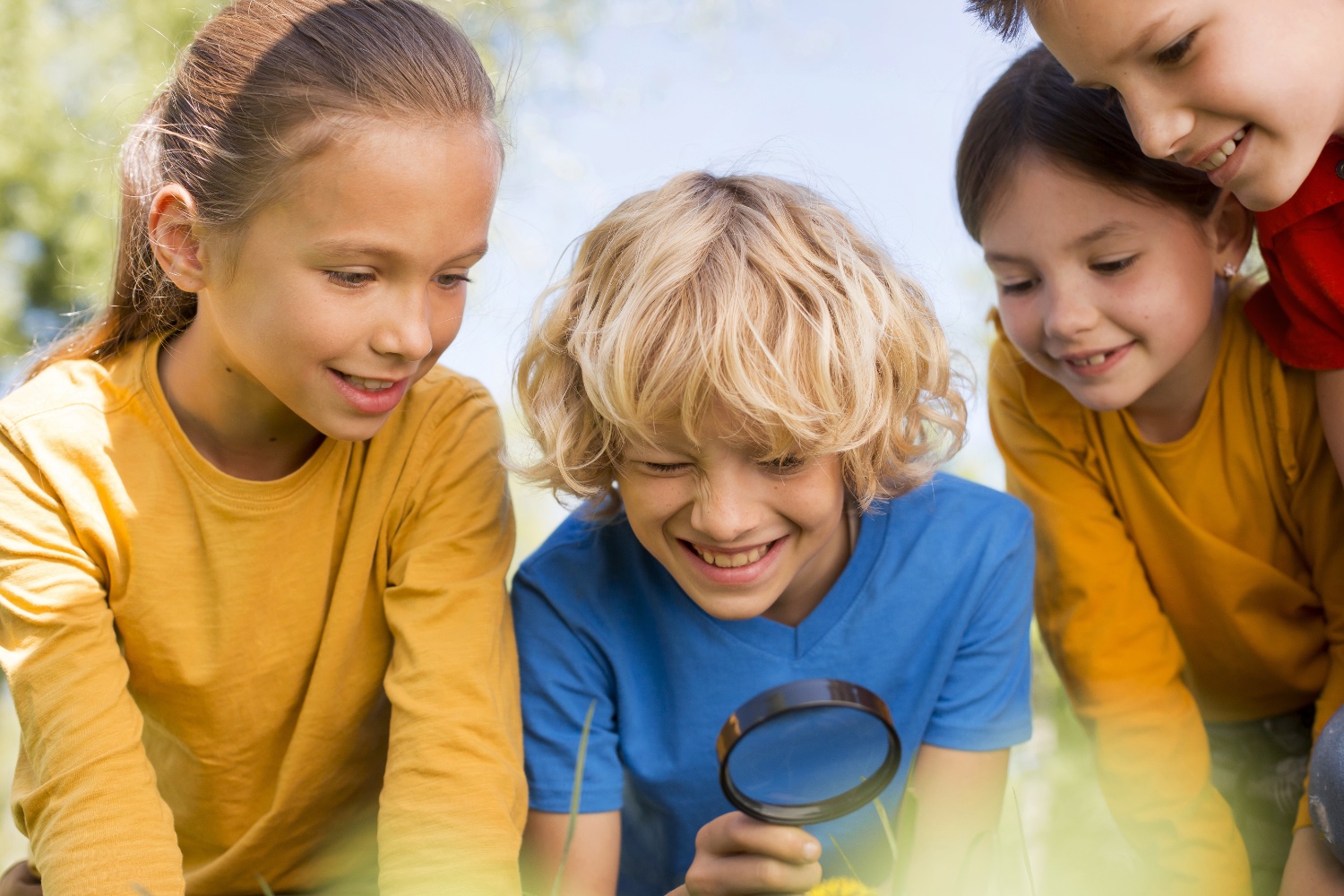 close-up-kids-with-magnifying-glass